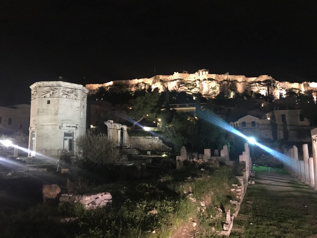 Die Akropolis, ursprünglich eine Burg und auf einen Hügel gebaut, ist nachts hell angeleuchtet.